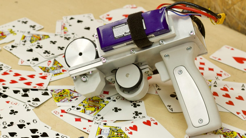 200 km/sa Süratle İskambil Kağıdı Fırlatan Silah (Video)