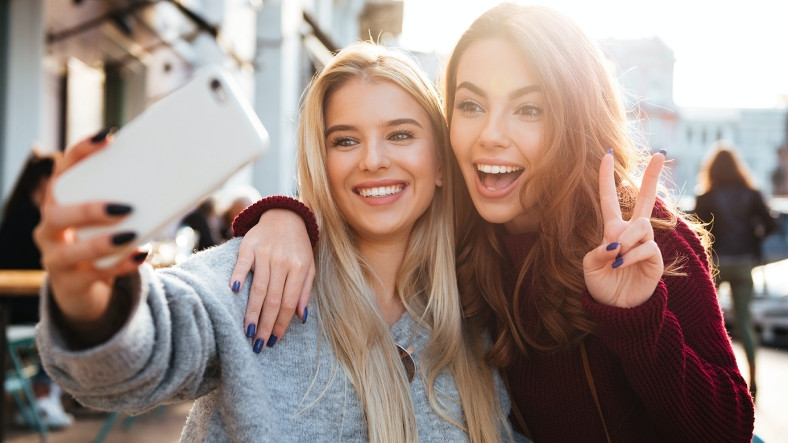 Ağır Selfie Çekimi, Bayanlarda Depresyon Belirtisi Olabilir