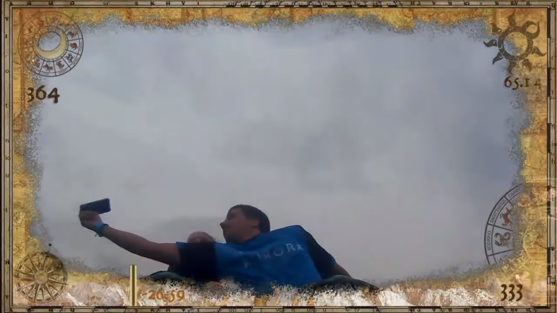 Bir Adam, Sürat Treninde Düşen Telefonu Havada Yakaladı