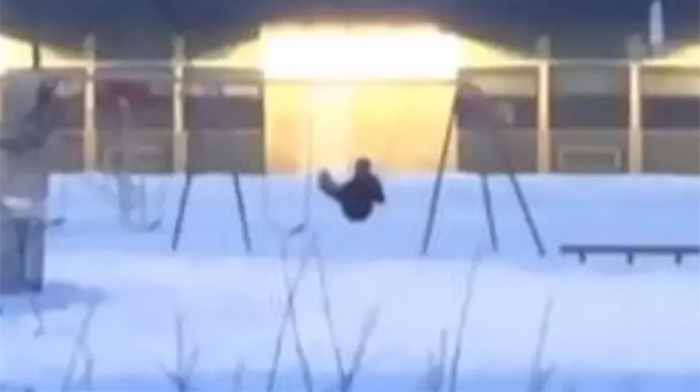 Bir Adamın Salıncak Görüntüsü, Toplumsal Medyayı İkiye Böldü