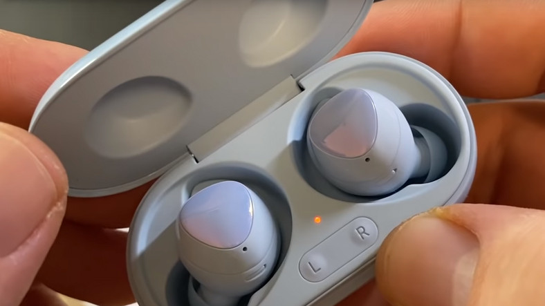 Bir YouTuber, Galaxy Buds+’ın Kutu Açılışını Yaptı (Video)