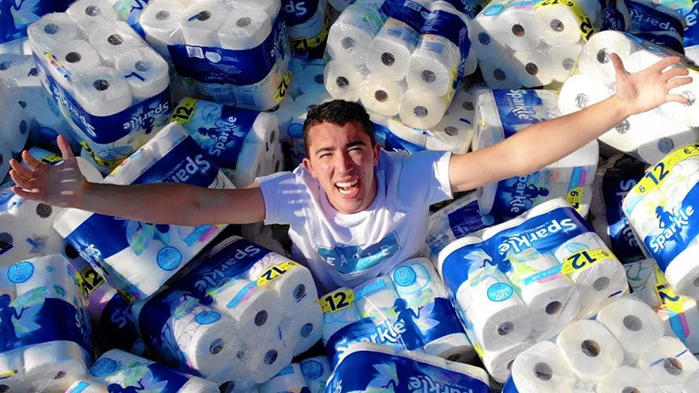 Bir YouTuber Kağıt Havlularla Havuzun Suyunu Çekmeye Çalıştı