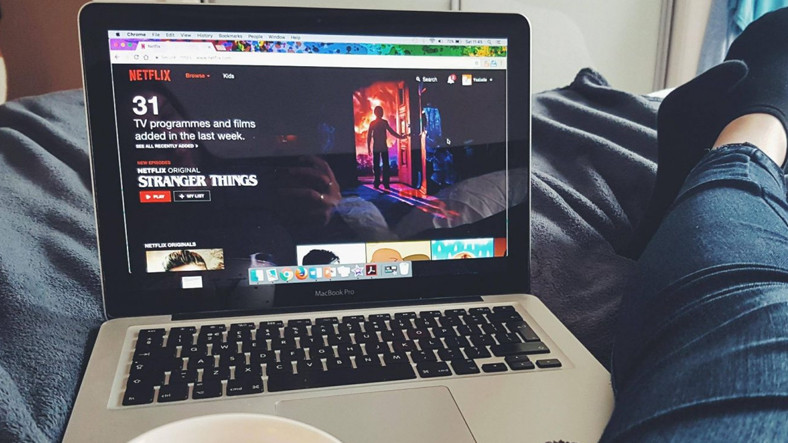 Bu Chrome Eklentisi, Netflix Ekranını Yatay Olarak Çeviriyor