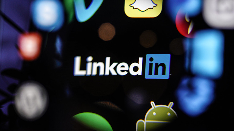 Casuslar, Olmayan Bir Yüzle LinkedIn’de Politikleri Ekledi
