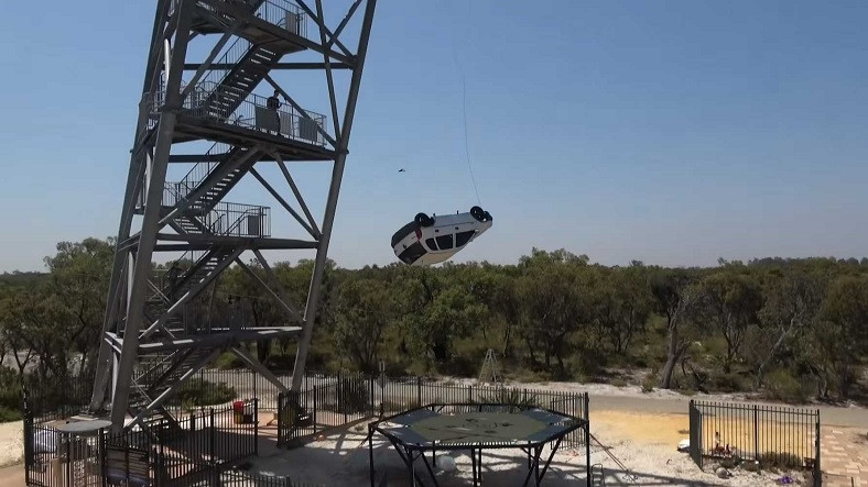 İki YouTuber, Trambolin Yapıp Üzerine Otomobil Fırlattı