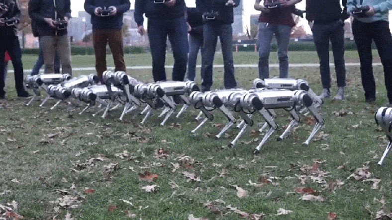 Küçük Robotların Futbol Oynadığı Enteresan Görüntü