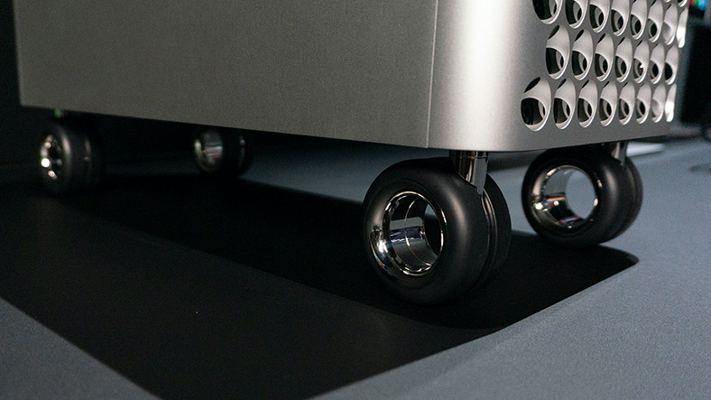 Mac Pro’nun Tekerleklerinde Kilit Bulunmuyor