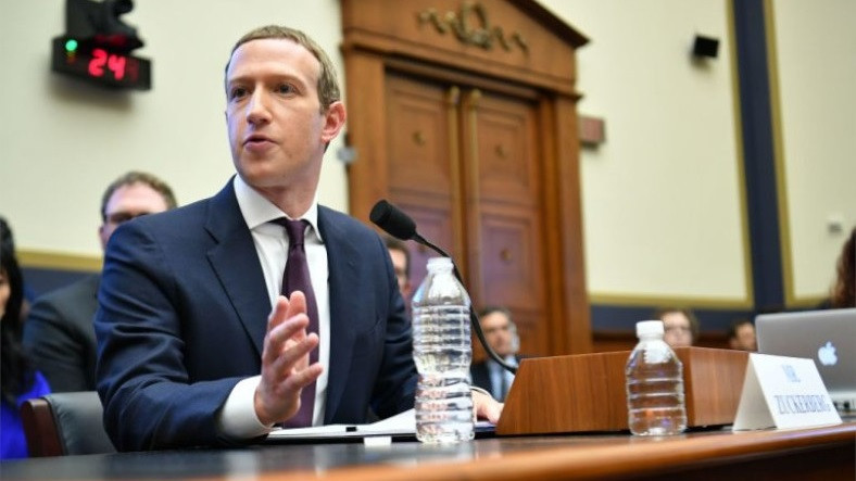 Mark Zuckerberg, Meclis Toplantısında Tökezledi