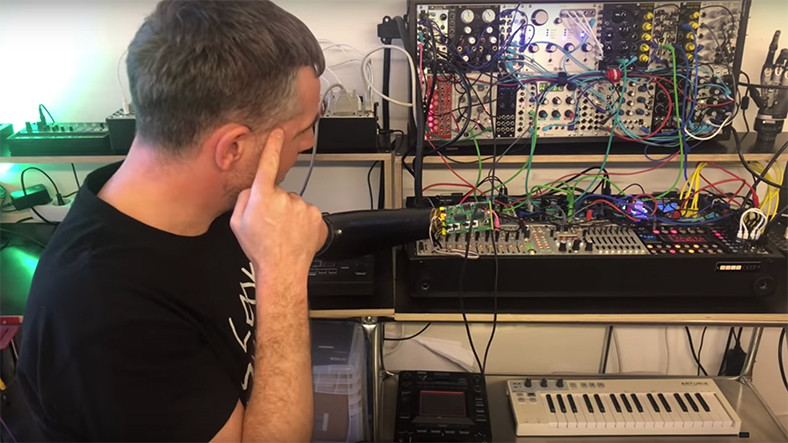 Müzik Aletlerini Hudut Sinyalleri İle Denetim Eden Protez