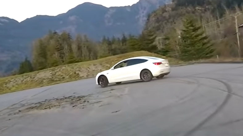 ‘Tesla ile Yanlanır mı’ Sorusuna Yanıt YouTuber’lardan Geldi