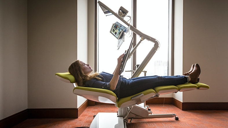 Yatarak Çalışmanıza İmkan Veren 7.600 Dolarlık Ofis Masası