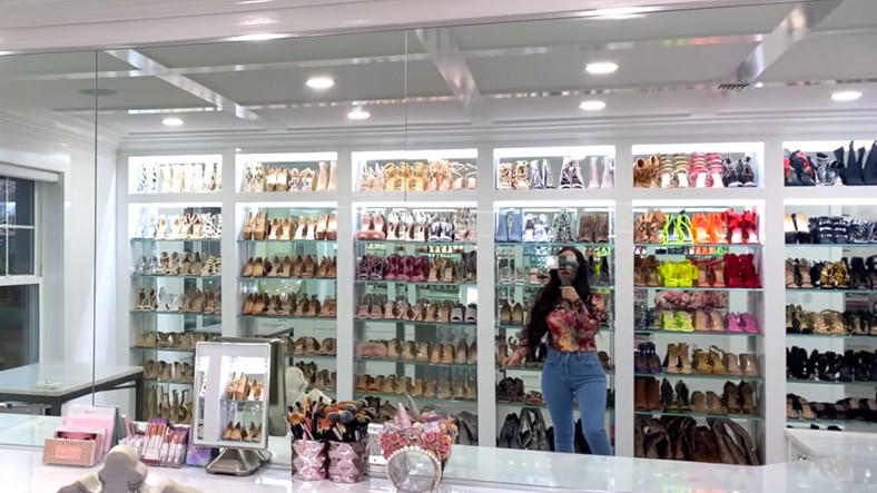 YouTuber Carli Bybel, Hoşluk Odasını Paylaştı