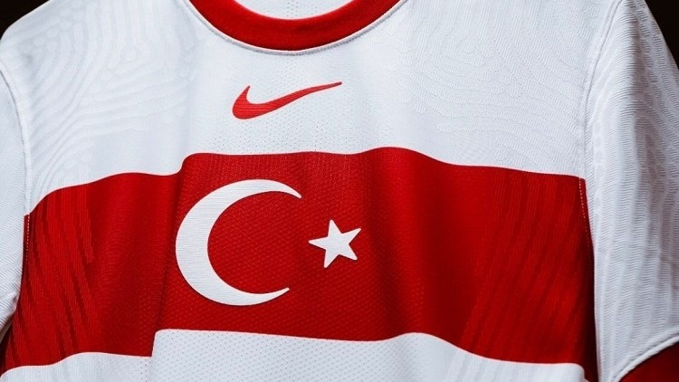 A Ulusal Futbol Ekibi’nin Formasındaki Nike Logosuna Reaksiyon