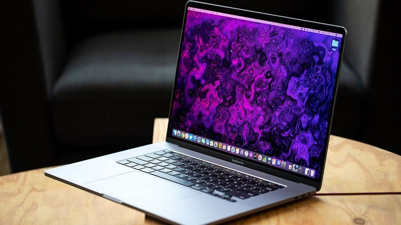 Apple, 14 İnç MacBook Pro’yu Önümüzdeki Yıla Erteleyebilir