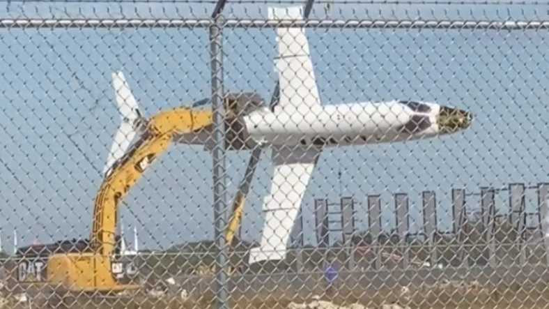 Bir İş Makinesi Tarafından Uçurulan(!) Boeing 707 (Video)