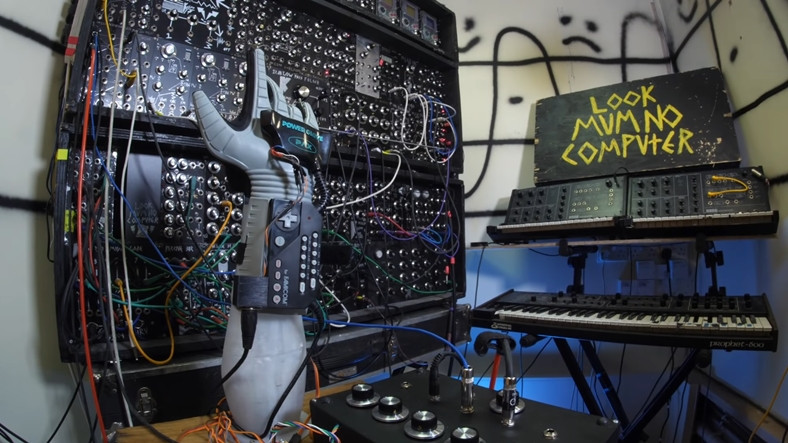 Bir YouTuber, Power Glove’u ‘Müzik Aletine’ Çevirdi (Video)