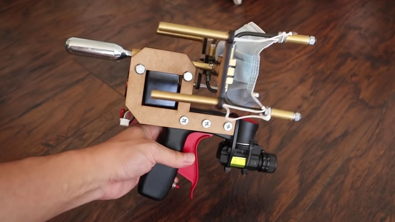 Bir YouTuber’ın Geliştirdiği Maske Fırlatan Silah [Video]