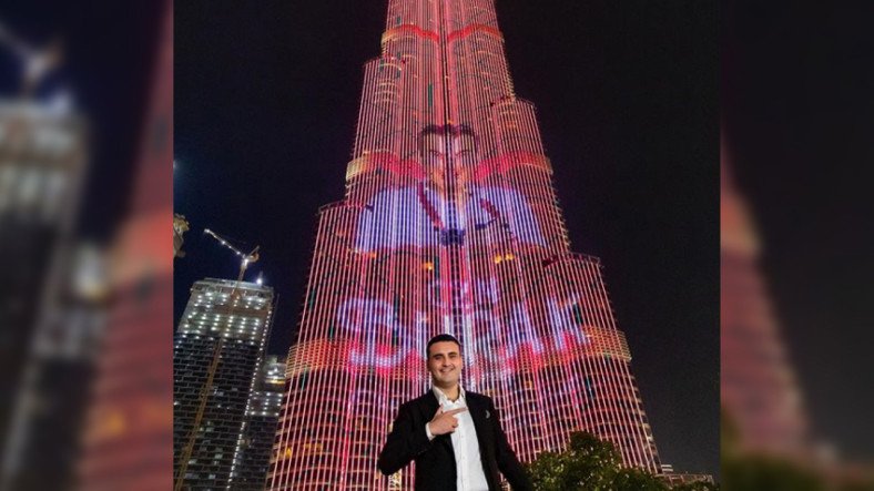 CZN Burak, Burj Khalifa’da Devasa Reklam Yaptı