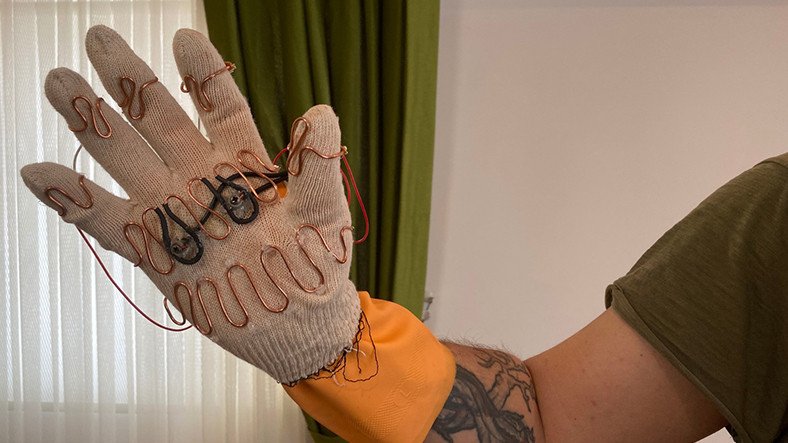 Dokunduğu Yüzeyi Çarpan Vicdansız Eldiveni Denedik