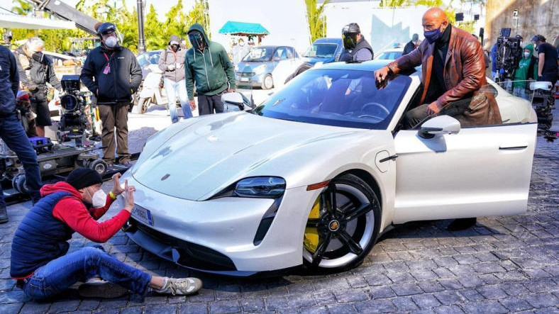 Dwayne Johnson, Sinema Çekimlerinde Porsche Taycan’a Sığamadı
