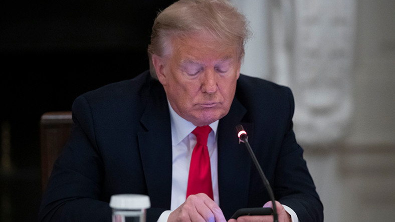 Facebook, Trump’ın Nazi Sembollü Reklamlarını Kaldırdı