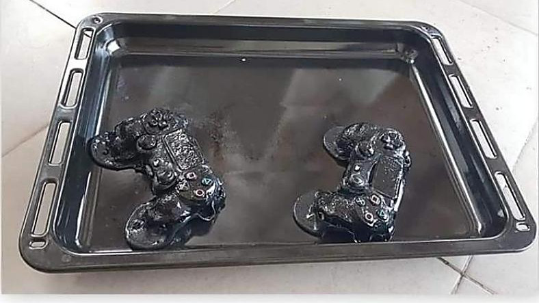 Fırında Pişirilen PS4 Kollarının Fotoğrafı Viral Oldu