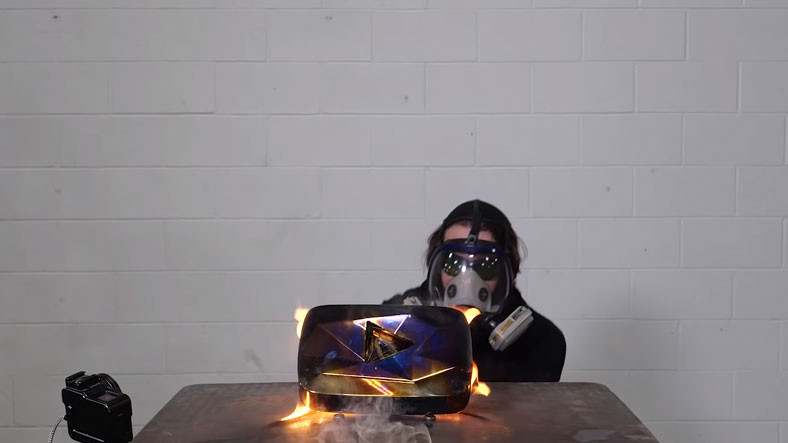 Hacksmith, Işın Kılıcıyla Elmas YouTube Plaketini Kesti