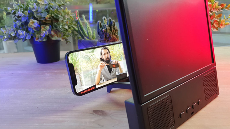 iPhone 12 Pro’yu Otobüs Ekranına Çeviren Aparatı İnceledik