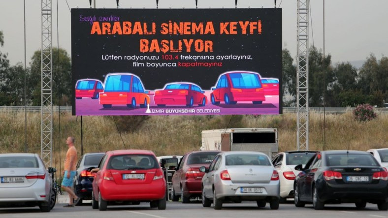 İzmir ve Nevşehir’deki Otomobilli Sinema Aktifliğine Büyük İlgi