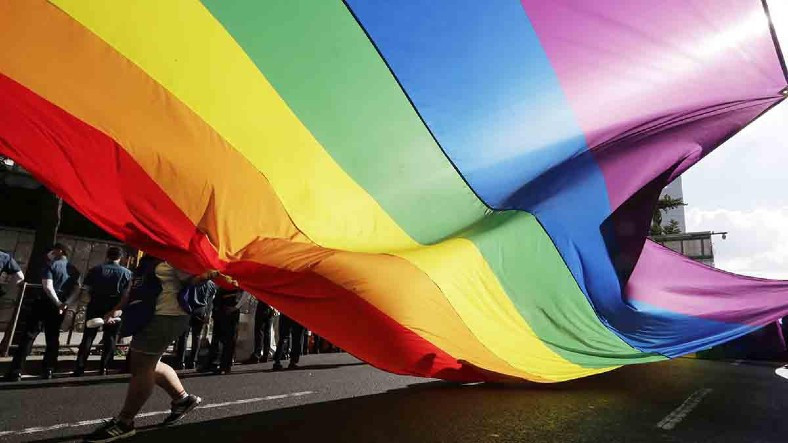 LGBT ve Gökkuşağı Temalı Eser Satışlarına 18+ İbaresi Geldi