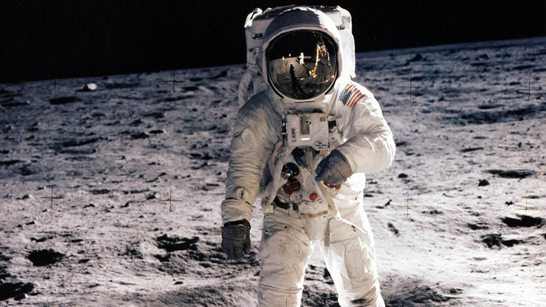 NASA: Ay’a Düşseniz Yanınıza Ne Alırsınız?