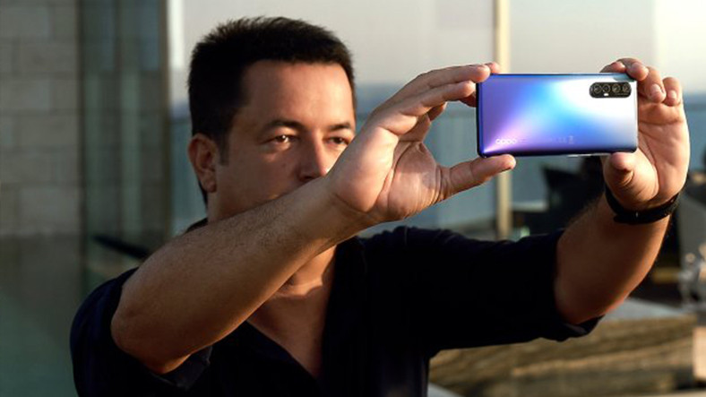 OPPO’nun Yeni Reklamında Acun Ilıcalı ve Kızları Yer Aldı