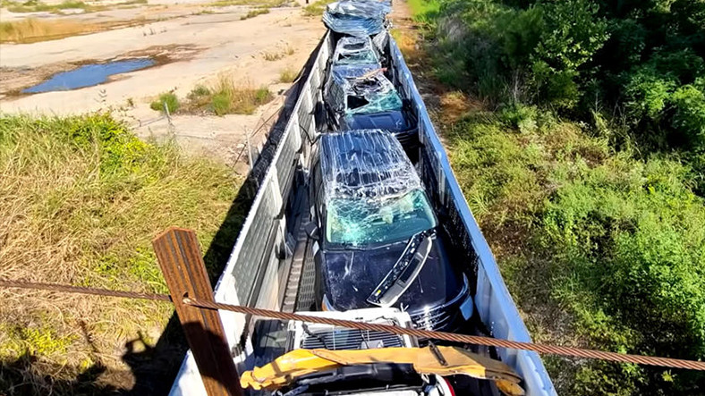 Sayısız Sıfır Arabası Perte Çıkaran Tren Kazası (Video)