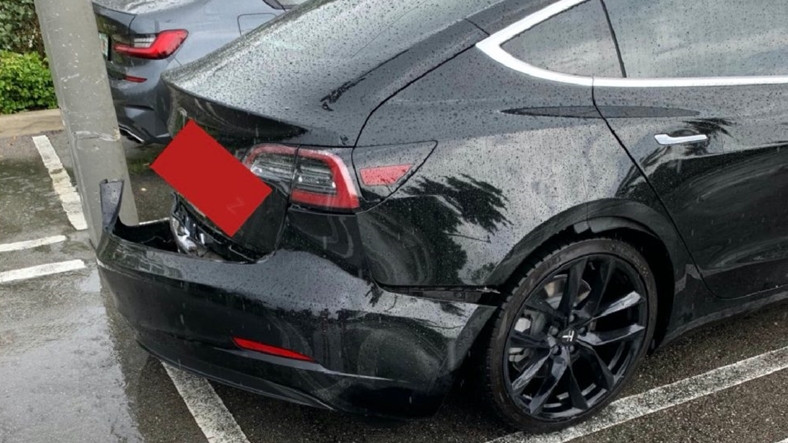 Tesla Model 3 Tamponu Su Birikintisine Takılıp Düştü (Video)
