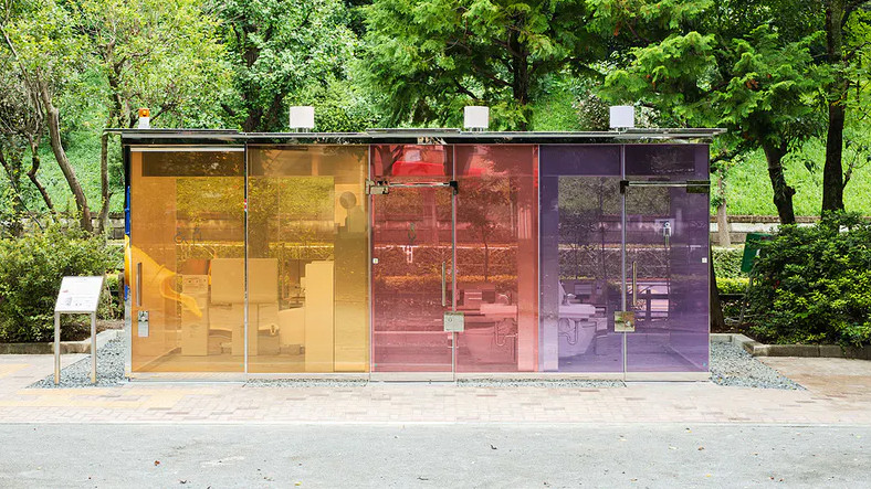 Tokyo’da Boşken Şeffaf, Doluyken Opak Hale Gelen Tuvalet