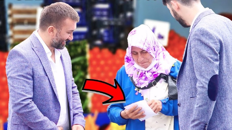 Yaşlı Bir Bayanı Ağlatan YouTuber’lara Reaksiyon [Video]