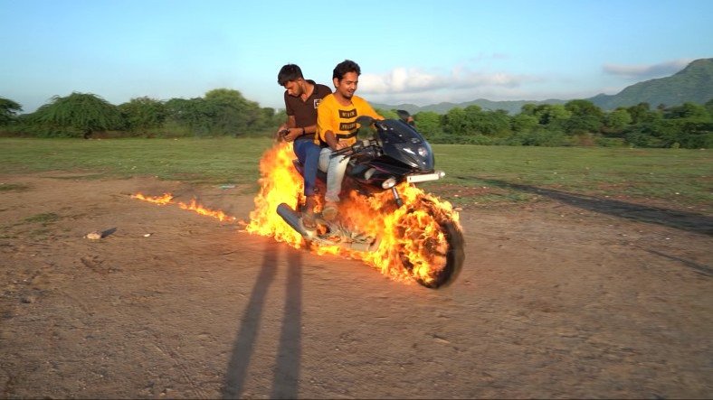 YouTuber, Ghost Rider’ın Motosikletini Canlandırdı (Video)