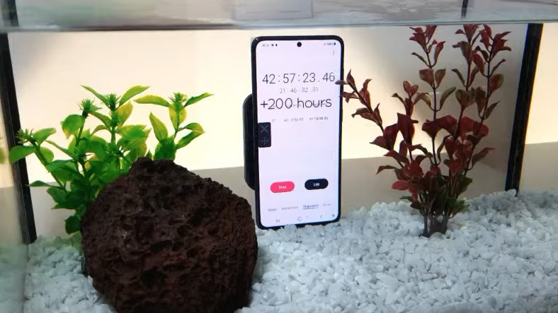 11 Gündür Suda Duran Samsung Galaxy S21, Hala Çalışıyor