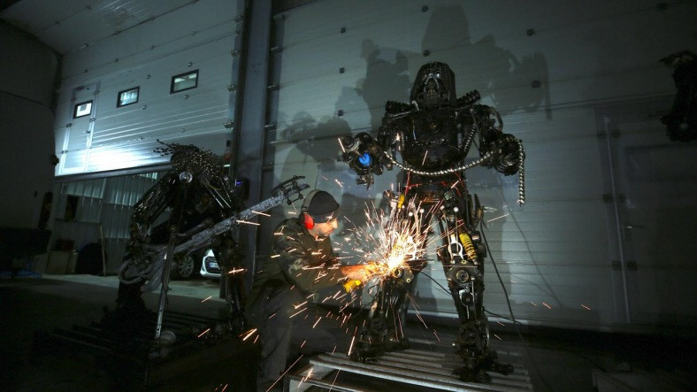 Atık Otomobil Modüllerinden İnşa Edilen Devasa Heykeller