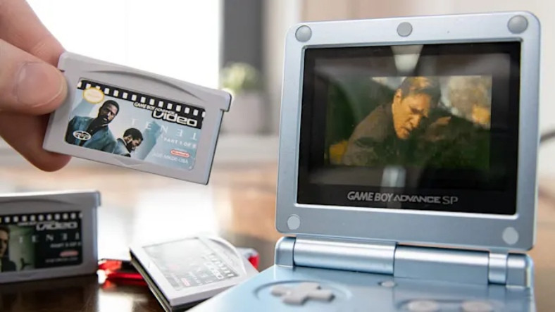 Bir YouTuber, Tenet’i Game Boy’a Yükleyip İzledi [Video]