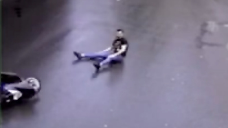 Göğüs Olabilecek Gariplikte Motosiklet Kazası [Video]