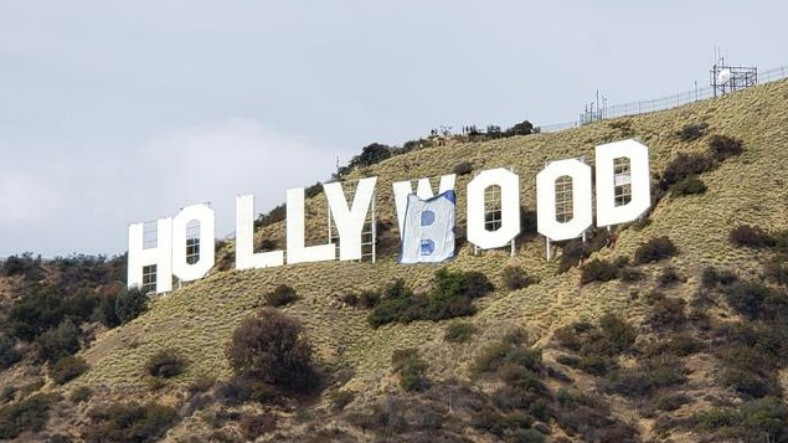 Hollywood Yazısı, Hollyboob Olarak Değiştirildi