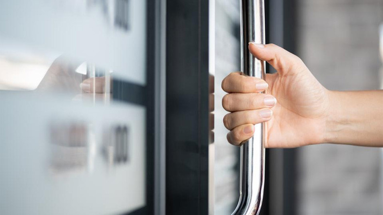 Kapı Kollarına Dokunmadan Kapı Açmayı Sağlayacak Araç