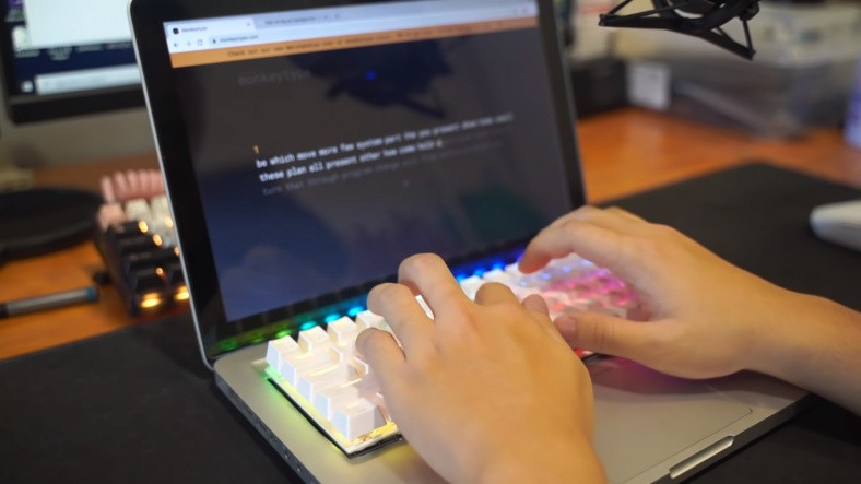 MacBook Klavyesi Mekanik Klavye ile Değiştirildi [Video]