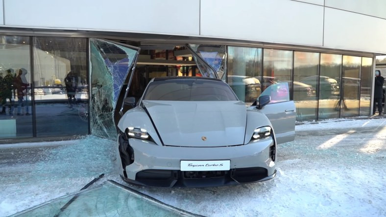 Rus YouTuber, Porsche Taycan Turbo S ile Kaza Yaptı [Video]