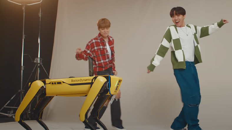 Sevilen Robot Spot, BTS Üyeleriyle Dans Etti