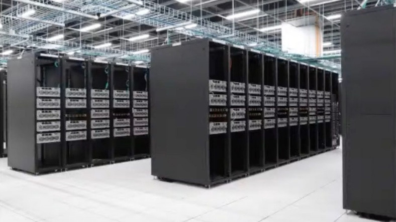 Tesla, Yeni Muhteşem Bilgisayarını Tanıttı