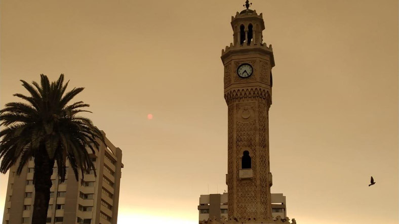 Yangın Dumanlarının Sapsarı Yaptığı İzmir Fotoğrafları