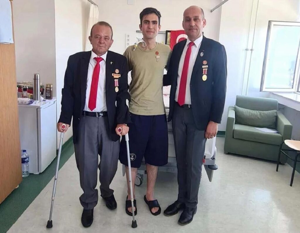 Afyonkarahisar’da yaralanan askere moral ziyareti