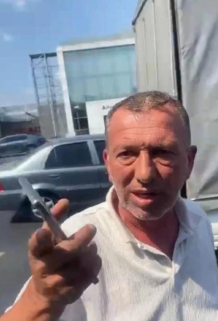 Bağcılar’da Araba Şoförü Ambulansa Çarptı